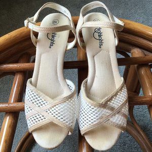 Khombu Women's Cream Wedges